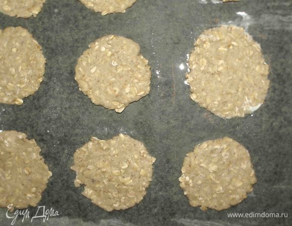 Выкладываем на противень, застеленный пекарской бумагой (бумагу смазать растительным маслом), и отправляем на 10 минут в заранее разогретую до 180°С духовку. 