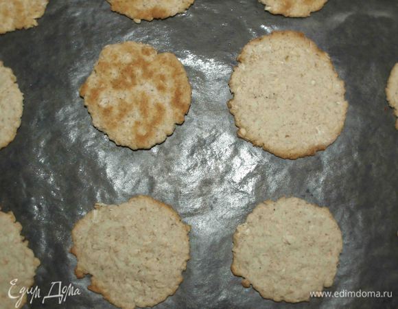 Через десять минут печенье перевернуть и дать подрумяниться с другой стороны, еще 5 минут. 