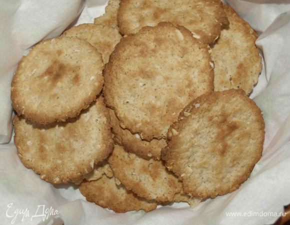 Если каштаны были измельчены крупно, то лучше печенье съесть сразу, потому что на следующий день каштаны станут твердыми. А если каштаны измельчить до состояния муки, то на следующий день печенье будет еще вкуснее.