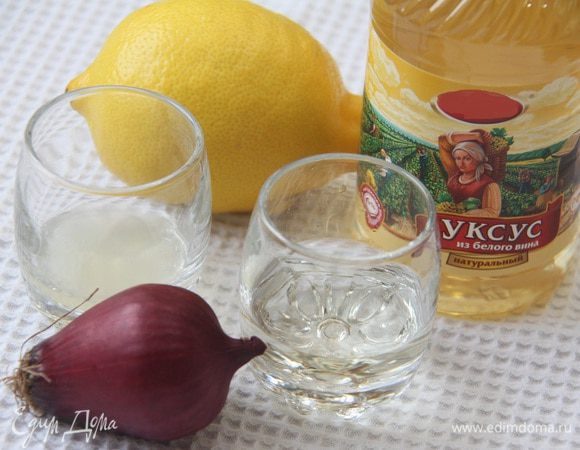 Из лимона выжать сок (2 ст. л.), также понадобится 2 ст. л. уксуса из белого вина и лук-шалот (у меня простой красный лук).