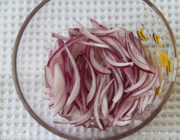 Лук нарезать тонкими перышками, замариновать в смеси уксуса и лимонного сока. Оставить минут на 10 — 15.