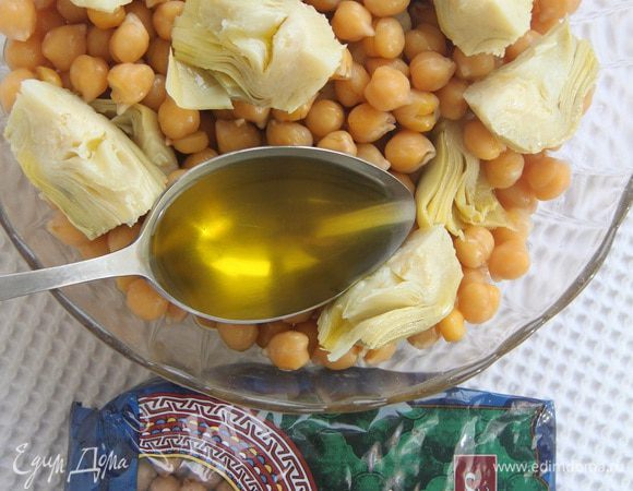 Выложить артишоки к нуту, заправить 2 ст. л. оливкового масла.