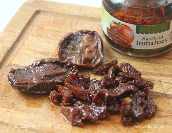 Вяленые помидоры (5 — 6 шт.) нарезать тонкими полосками. Добавить к нуту. 