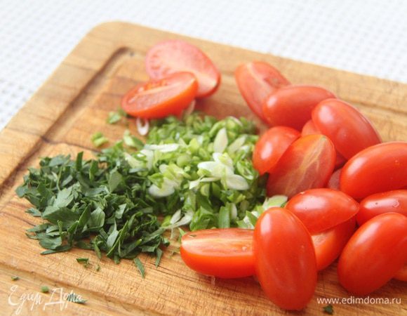 Зеленый лук нарезать наискосок, петрушку порубить мелко. Черри разрезать на половинки.