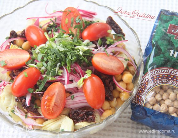 С лука слить маринад в отдельную миску. Добавить в салат маринованный лук, черри и зелень.