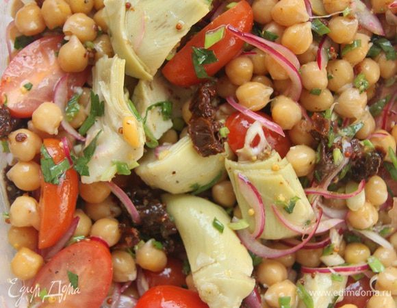 Для заправки соединить 1 ст. л. оливкового масла с 2 ст. л. маринада от лука и 1 ч. л. зерненой горчицы. Перемешать, посолить и поперчить по вкусу. Добавить заправку к салату. Сверху на салат настругать крупными хлопьями твердый сыр. Очень вкусно!