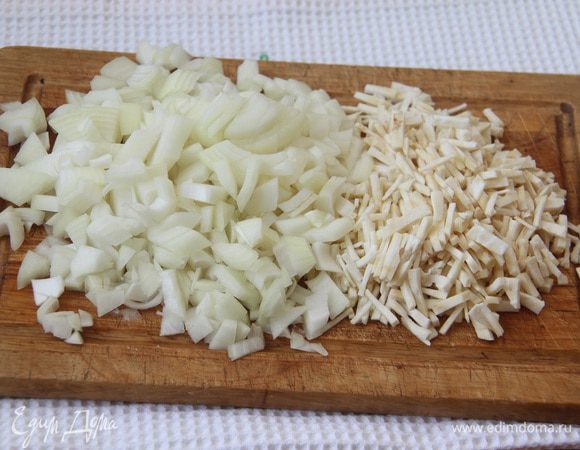 Репчатый лук (320 г) и корень сельдерея (80 г) нарезать кубиком или бруском. 