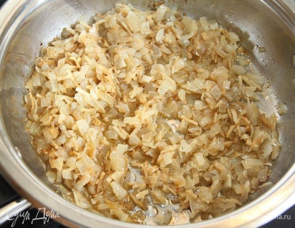 Потушить лук и коренья на растительном масле (4 ст. л.) до готовности (15 — 20 минут).