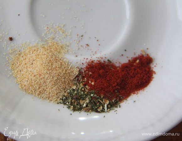 Добавить к тушеным кореньям соль, чесночный порошок, паприку, травы.