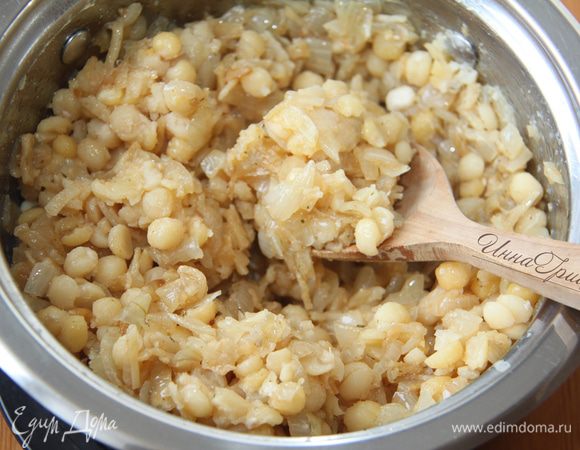 Добавить к готовому гороху тушеные коренья, перемешать. 