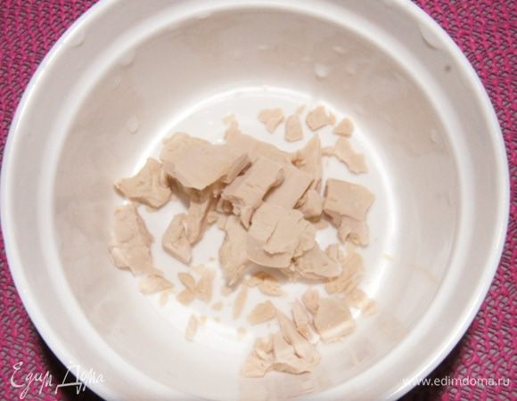 Дрожжи растворить в 100 мл теплой воды.