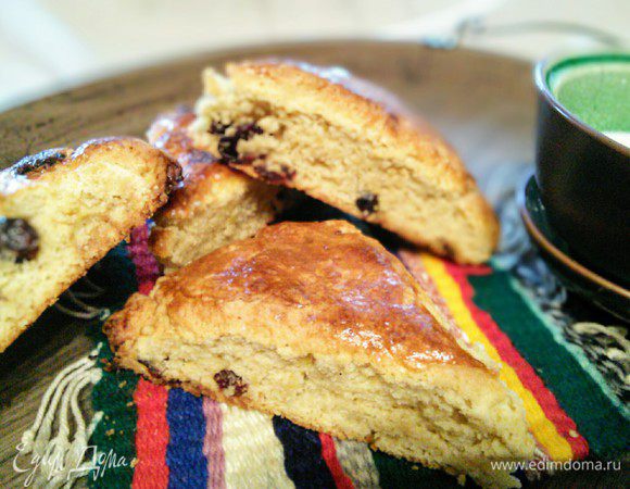 Вкусно подать сконы с молоком, да и к чашке горячего крепкого чая тоже. 