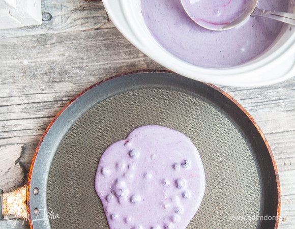 Намочить кухонное х\б полотенце, положить на стол рядом с плитой. Если столешница не из камня, тогда подложите под него разделочную доску. Раскалить сковороду, поставить ее на пару секунд на мокрое полотенце, вернуть на огонь, вылить половину половника теста (или меньше), уменьшить огонь, чтобы панкейк не пригорел. Процедуру повторять перед каждым панкейком, при необходимости полотенце намочить еще раз.
Как только появятся на поверхности пузырьки, аккуратно перевернуть деревянной лопаткой и готовить с другой стороны.
Повторюсь, готовятся панкейки очень быстро.