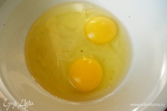 В миску разбить яйца,всыпать соль сахар и влить растительное масло. Перемешать.