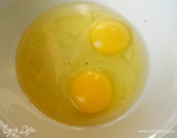 В миску разбить яйца,всыпать соль сахар и влить растительное масло. Перемешать.