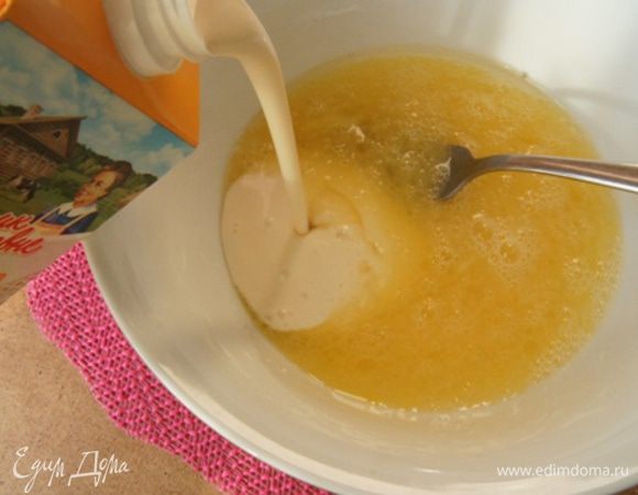 Влить ряженку «Домик в деревне», добавить соду и слегка взбить венчиком.