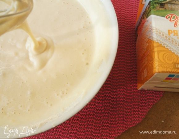Муку просеять, добавить к остальным продуктам, хорошо размешать, чтобы не было комочков. Тесто должно быть гуще, чем на тонкие блины, но не такое густое, как на оладьи. В общем, средней густоты.
