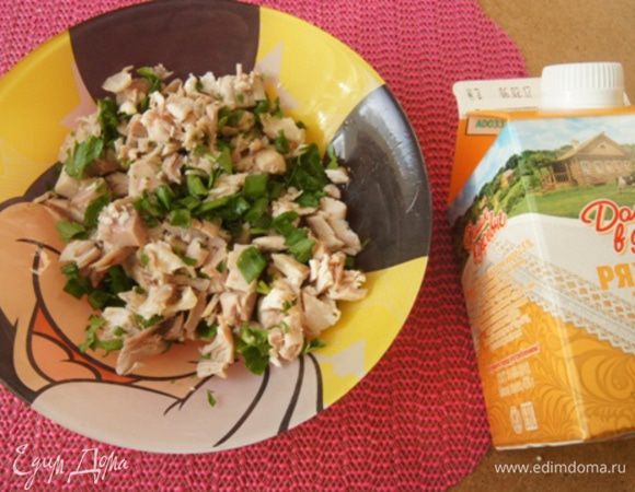 Мясо курицы (у меня запеченное) мелко нарезать, смешать с петрушкой и луком по вкусу. 