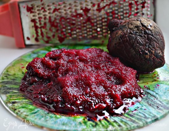 Отварную свеклу натрите на мелкой терке.