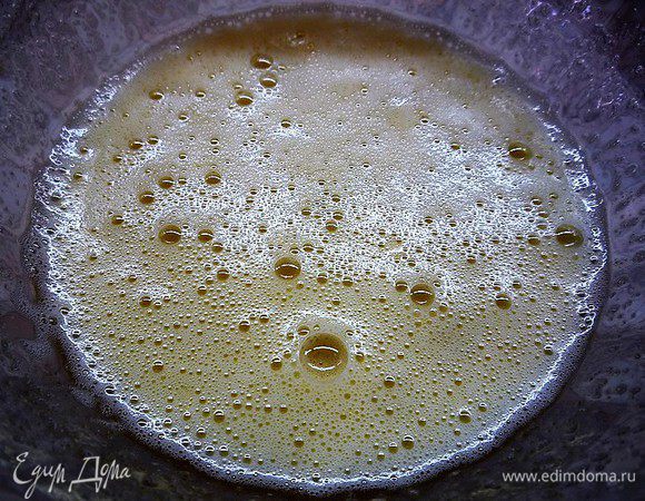 Яйца взбиваем с сахаром, добавляем ванильный сахар.