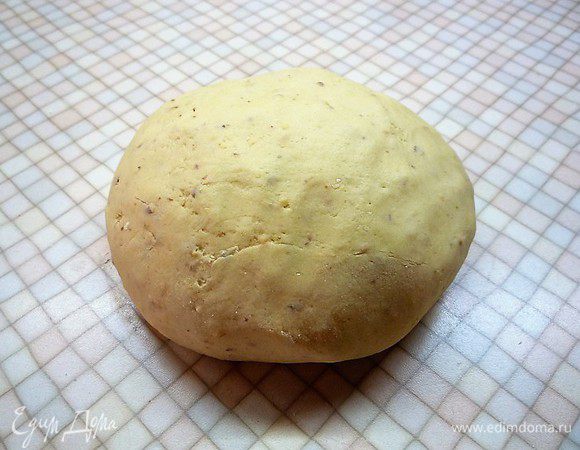 Формируем из теста шар, заворачиваем в пищевую пленку и убираем в холодильник на 30 минут.