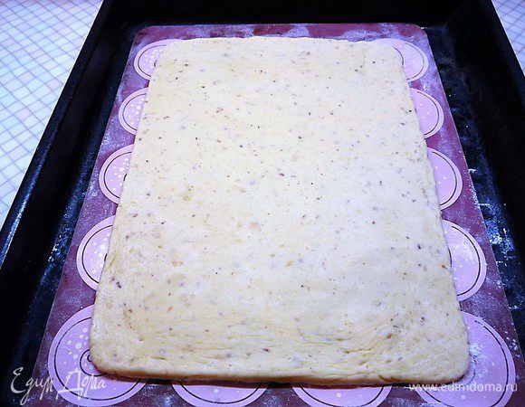 Тесто разделяем на две равных части и раскатываем два пласта толщиной 0,5 см.