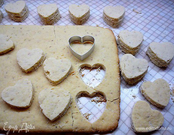 Выпекаем в разогретой духовке при температуре 180°С в течение 10 — 12 минут. Когда коржи остынут, но будут еще теплые, можно специальными вырубками вырезать сердечки. 
