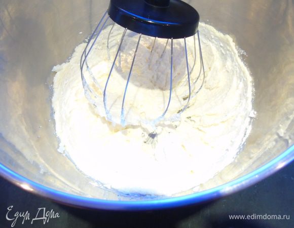 Взбиваем масло с сахаром, в конце добавляем ванильный экстракт.