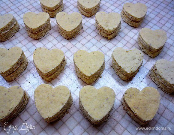  Я немножко передержала корж в духовке, поэтому готовые изделия слегка крошились.