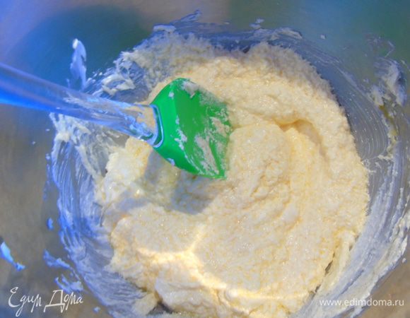 не прекращая взбивать, добавляем по одному яйца.