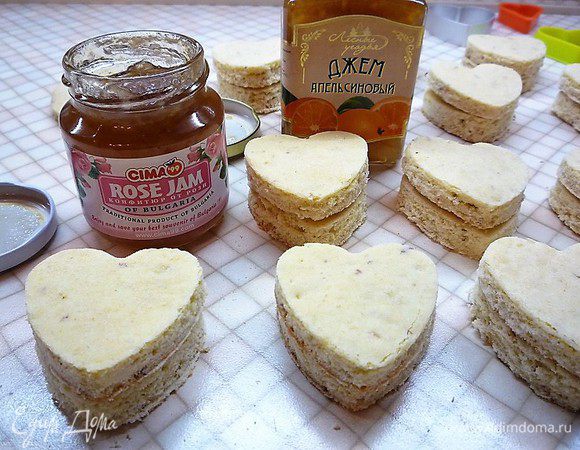 Для начинки я использовала апельсиновый джем, джем из розовых лепестков и вишневый джем.