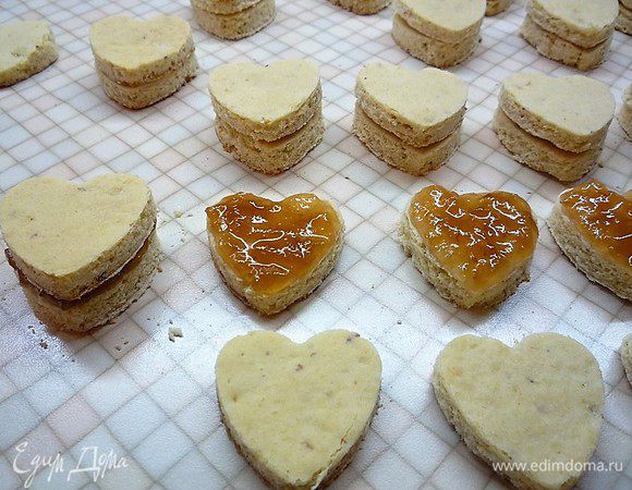 Собираем наши пирожные-сердечки. Нижний корж смазываем джемом, укладываем сверху второй корж.