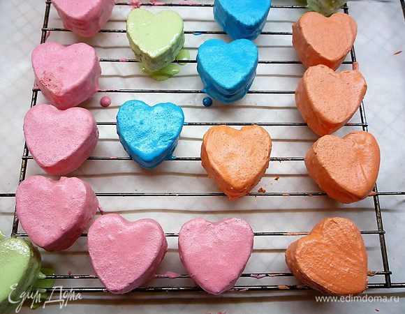 Для глазури всыпаем в миску 2/3 сахарной пудры, добавляем охлажденные яичные белки и лимонный сок. Размешиваем миксером до однородной массы, постепенно подсыпая оставшуюся пудру. Вымешиваем, пока глазурь не станет блестящей, белой и однородной. Подкрашиваем пищевыми красителями. Покрываем пирожные глазурью.