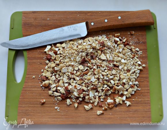 Орехи крупно порубите и добавьте к свекле.