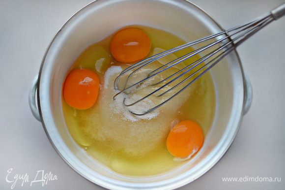 Яйца взбейте с сахаром и ванильным сахаром.