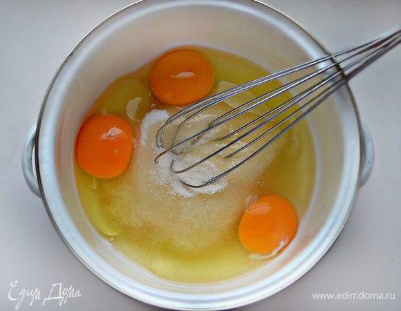 Яйца взбейте с сахаром и ванильным сахаром.