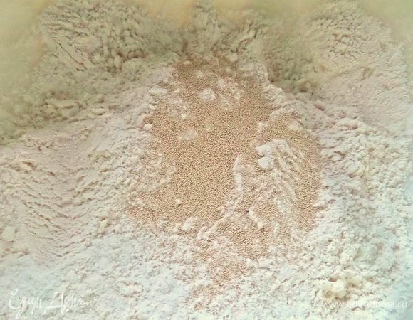 Смешать дрожжи с мукой — так написано на моей пачке.