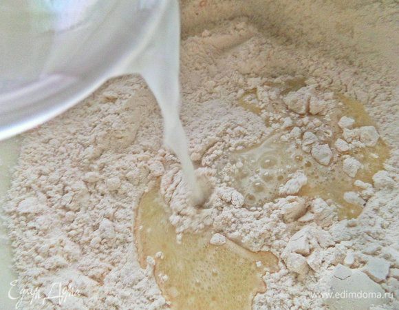 Влить нехолодную воду или сыворотку, как у меня. Также оливковое масло.