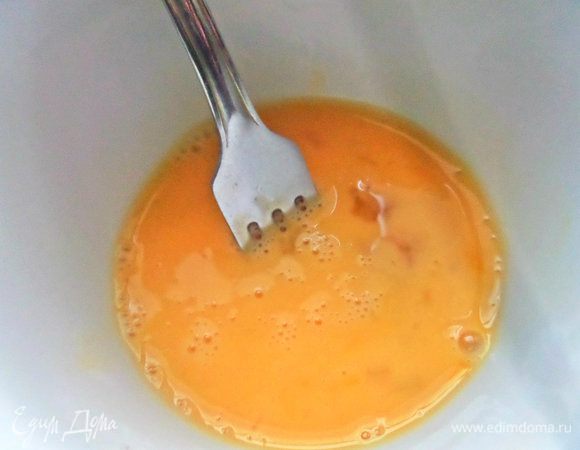 Взбить яйцо.