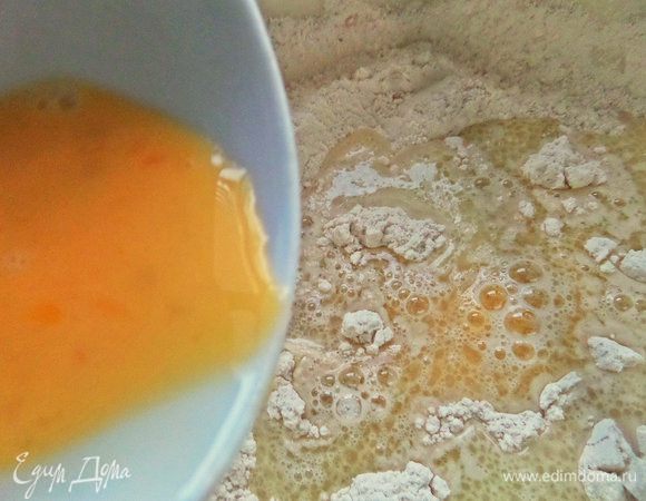 И влить половину в тесто.