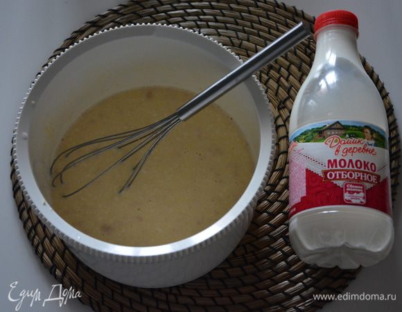 Добавить кефир «Домик в деревне» или кислое молоко комнатной температуры, растопленное сливочное масло, опару, перемешать.