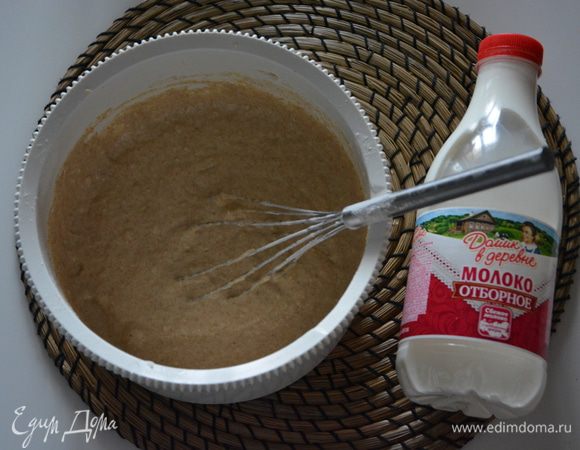 Добавить просеянную пшеничную муку высшего сорта, цельнозерновую муку и соль, перемешать.