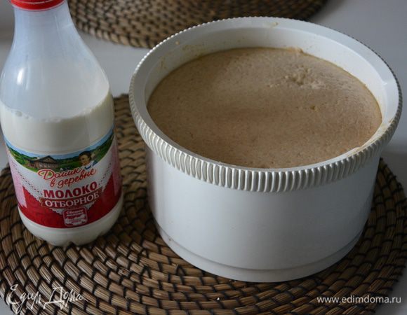 Влить крутой кипяток, хорошо перемешать. Накрыть пленкой и убрать в теплое место на 2 часа или в предварительно разогретую до 70°С духовку на 1 час.