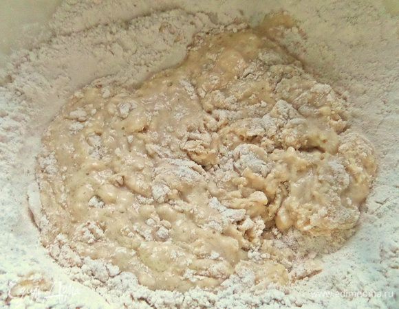 Смешать вначале ложкой или лопаткой.