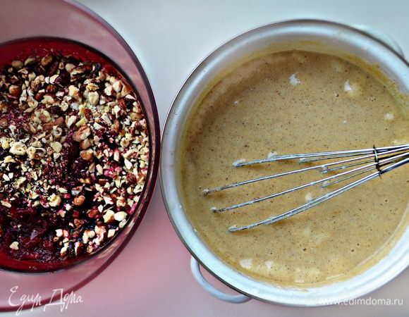 Добавьте к яичной смеси простоквашу, растительное масло, манку, муку и разрыхлитель.  Хорошо перемешайте все до однородности и дайте постоять 15 мин. Добавьте в полученную массу свеклу с орехами и специи. Выложите полученную массу в формочки для выпечки (я использовала силиконовую форму) и выпекайте около 45 мин при 170°С. Готовность маффинов проверяйте деревянной шпажкой или зубочисткой.