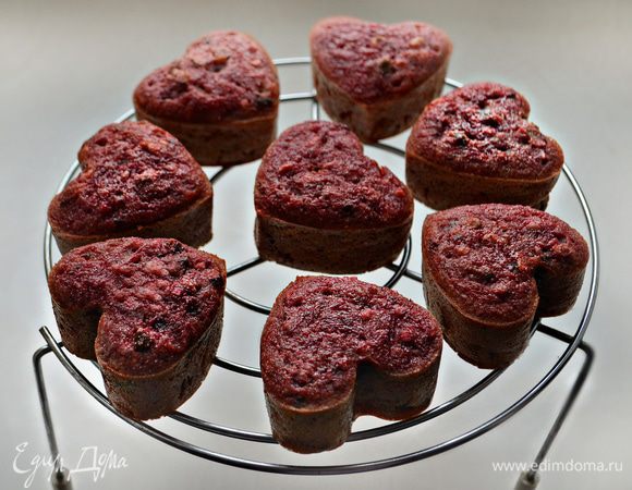 Готовые маффины выньте из формочек и остудите на решетке. Перед подачей посыпьте сахарной пудрой.