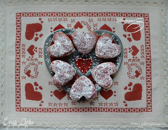 Угощайтесь! Приятного вам аппетита и с Днем всех влюбленных!