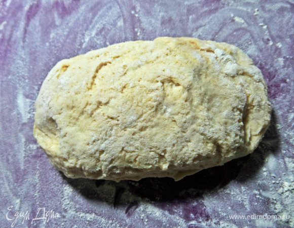 Перенести на поверхность с мукой.