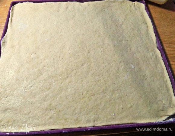 Раскатать в пласт. У меня заняло весь силиконовый коврик 30 см на 34 см.