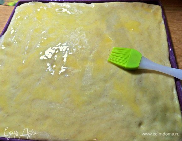 Растопить сливочное масло и нанести на всю поверхность.